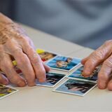 Was sich sicher positiv auswirke, sei kognitive Stimulierung, sagt Präventionsforscher Jochen René Thyrian vom Deutschen Zentrum für Neurodegenerative Erkrankungen.