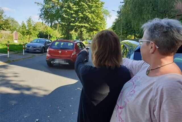 So ordnungsgemäß fahren hier nicht alle: Julia Rebbe und Heike Böhn weisen auf die „Rennstrecke“.