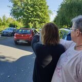 So ordnungsgemäß fahren hier nicht alle: Julia Rebbe und Heike Böhn weisen auf die „Rennstrecke“.