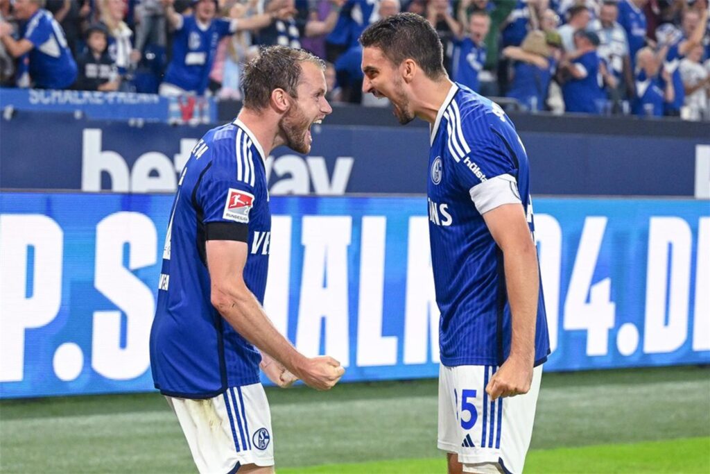 16.09.2023, Fussball, 2. Bundesliga, 6. Spieltag Saison 2023/2024, FC Schalke 04 - 1.FC Magdeburg, Thomas Ouwejan (FC Schalke 04) freut sich über das Tor zum 3:3 Marcin Kaminski (FC Schalke 04).
Foto: Teresa Kroeger/RHR-FOTO 16.09.2023, Fussball, 2. Bundesliga, 6. Spieltag Saison 2023/2024, FC Schalke 04 - 1.FC Magdeburg, Thomas Ouwejan (FC Schalke 04) freut sich über das Tor zum 3:3 Marcin Kaminski (FC Schalke 04).
Foto: Teresa Kroeger/RHR-FOTO
