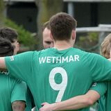 Die Spieler von Westfalia Wethmar besprechen sich im Kreis