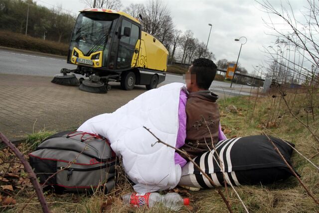 Ein Flüchtling campiert 2015 an der B1.
