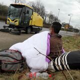 Ein Flüchtling campiert 2015 an der B1.