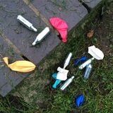 Lachgas-Kartuschen und Luftballons liegen in einem Park. Immer mehr Missbrauchsfälle der Modedroge werden bekannt.