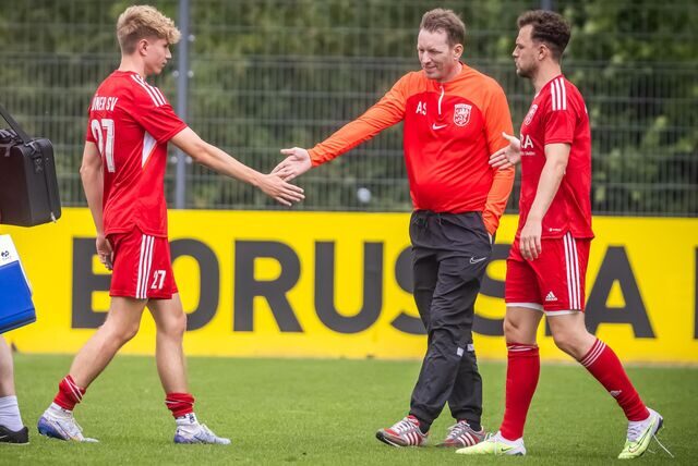 Conner Schönfelder und Axel Schmeing klatschen ab.