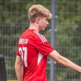 Conner Schönfelder und Axel Schmeing klatschen ab.