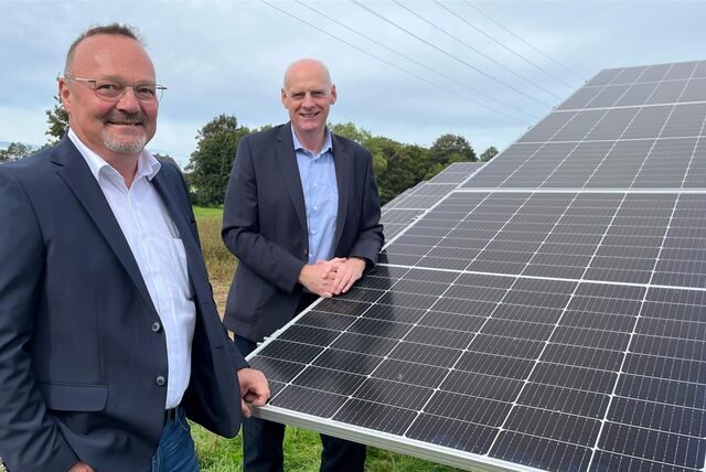 Die beiden Geschäftsführer der WFM, (v. l.) Michael Freitag und Matthias Lürbke, stehen an der neuen PV-Anlage