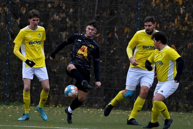Moritz Denninghoff (2.v.l.) trifft am Freitag im vorgezogenen A-Kreisliga-Derby mit dem Kamener SC auf Tim Heberlein (l.) und den BSV Heeren.