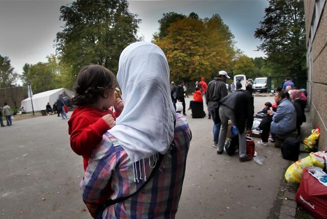 Flüchtlinge sind auf diesem Archivbild vor der Massenunterkunft in Dortmund-Hacheney zu sehen.