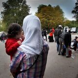 Flüchtlinge sind auf diesem Archivbild vor der Massenunterkunft in Dortmund-Hacheney zu sehen.