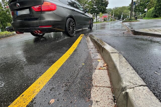 Diese Rampe für Radfahrer, die neuerdings auf die Fahrbahn der Ruhrstraße führt, ist Stein des Anstoßes für viele Autofahrer in Fröndenberg.