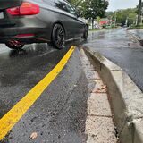 Diese Rampe für Radfahrer, die neuerdings auf die Fahrbahn der Ruhrstraße führt, ist Stein des Anstoßes für viele Autofahrer in Fröndenberg.