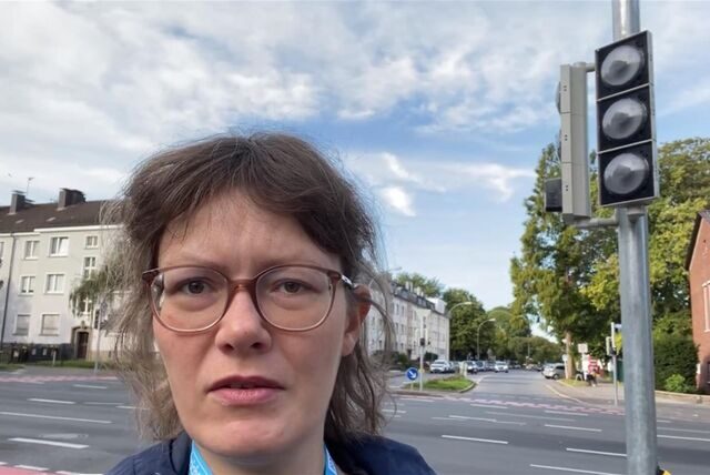 Reporterin Lydia Heuser ist in der Innenstadt unterwegs. Sie und weitere Reporter berichten von ausgefallenen Ampeln wie hier an der Markgrafenstraße/ Ruhrallee.