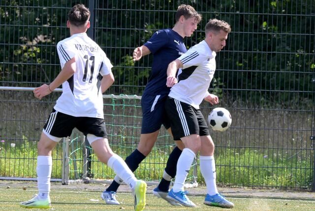 Maik Küchler nimmt den Ball an.
