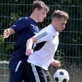 Maik Küchler nimmt den Ball an.