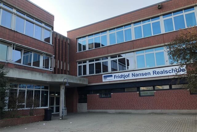 Schulgebäude mit der Aufschrift „Fridtjof Nansen Realschule“, Außenaufnahme.