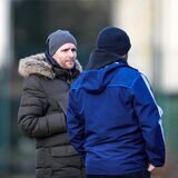 Patrick Osmolski steht neben jemandem.