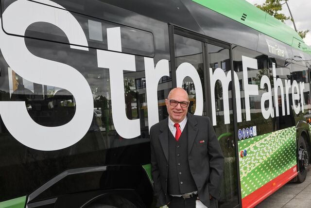 Zeit fürs Bändchenschneiden: Mit einem symbolischen Akt läuteten Ralf Habbes, Ulrich Jaeger (DSW21), OB Thomas Westphal und Jörg Jacoby (DSW21) Dortmunds Zeitalter der E-Busse ein. (v.l.).