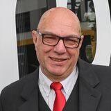 Zeit fürs Bändchenschneiden: Mit einem symbolischen Akt läuteten Ralf Habbes, Ulrich Jaeger (DSW21), OB Thomas Westphal und Jörg Jacoby (DSW21) Dortmunds Zeitalter der E-Busse ein. (v.l.).