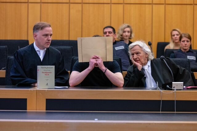 Beim Auftakt im Prozess um den Mord an einem 31-Jährigen auf der Kirmes „Send“ sitzt der Angeklagte (M.) mit seinen beiden Verteidigern Rechtsanwalt Siegmund Benecken (r.) und Burkhard Benecken (l.) im Verhandlungssaal des Landgerichts Münster.