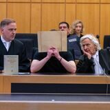 Beim Auftakt im Prozess um den Mord an einem 31-Jährigen auf der Kirmes „Send“ sitzt der Angeklagte (M.) mit seinen beiden Verteidigern Rechtsanwalt Siegmund Benecken (r.) und Burkhard Benecken (l.) im Verhandlungssaal des Landgerichts Münster.