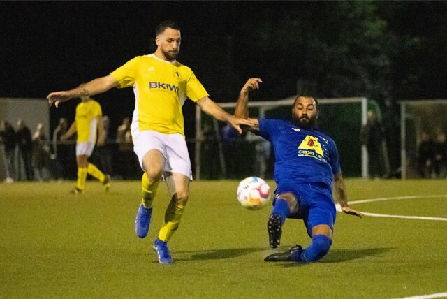 Ali-Sammy Moussa (l.) und der BSV Heeren erkämpften sich den 5:3-Derbysieg beim Kamener SC um Sitki Üstün.