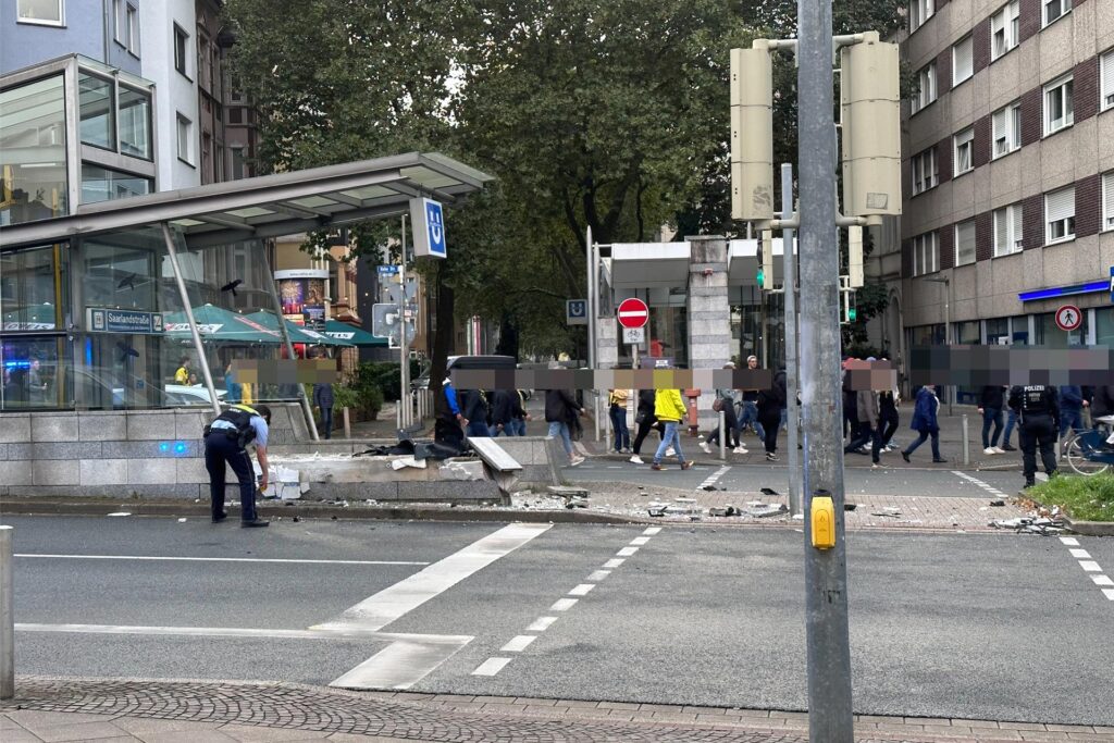 Viele Trümmerteile lagen an der Unfallstelle. Viele Trümmerteile lagen an der Unfallstelle.