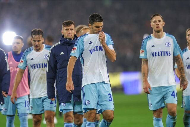 Enttäuschte Schalker Spieler nach 1:3-Niederlage beim FC St. Pauli