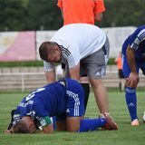 Moritz Müller liegt in dieser Archivszene verletzt auf dem Rasen und wird behandelt.