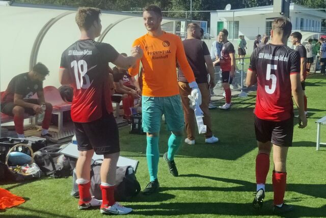 Torwart Robin Mesewinkel-Risse klatscht Torschütze Manuel Stiepermann (l.) ab. der SSV Mühlhausen feierte in Sölde den zweiten Saisonsieg.