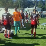 Torwart Robin Mesewinkel-Risse klatscht Torschütze Manuel Stiepermann (l.) ab. der SSV Mühlhausen feierte in Sölde den zweiten Saisonsieg.