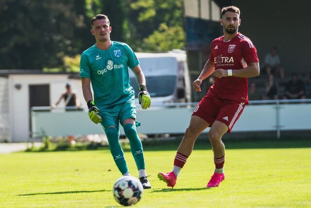 Milan Sekulic schaut einem Ball hinterher