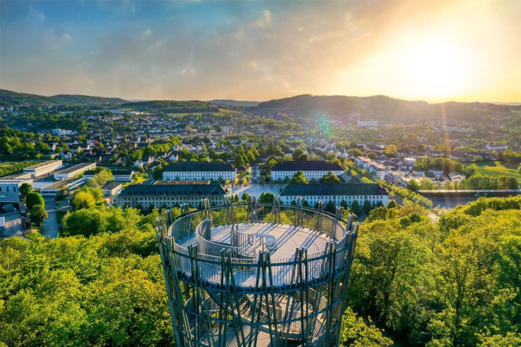 blick auf die aussichtsplattform im sauerlandpark