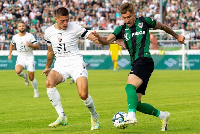 Joel Grodowski führt den Ball.