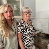 Beate Wilczynski und Gisela Przybylla ärgern sich über die LEG Immobilien, die sich ihren Auskünften zufolge nicht um einen Wasserschaden in Gisela Przybyllas Wohnung am Buschei 108 in Scharnhorst-Ost kümmert