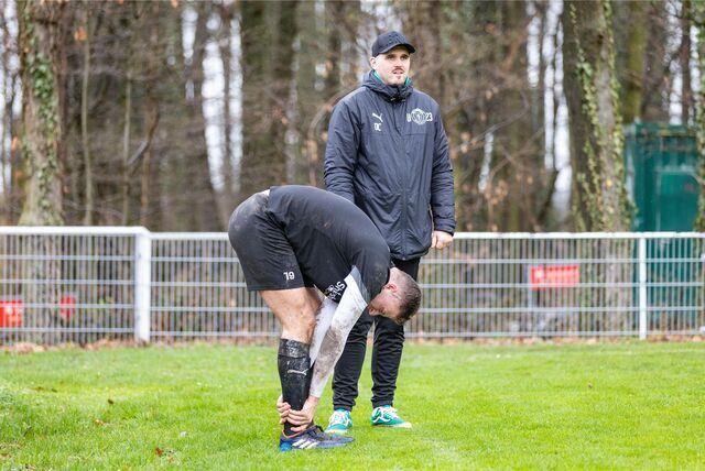 Dominik Ciernioch steht an der Seitenlinie.
