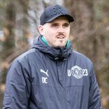 Dominik Ciernioch steht an der Seitenlinie.