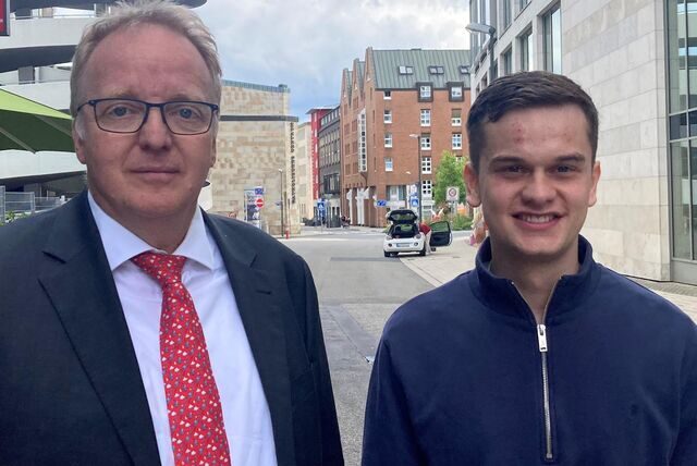 Anwalt Achim Fricke (l.) und sein Mandant Sebastian Schwugier.
