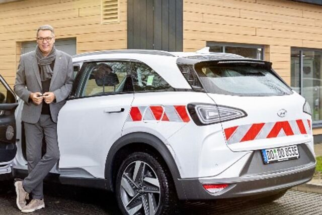 Oberbürgermeister Thomas Westphal im Februar 2022 mit einem der städtischen Wasserstoff-Autos.