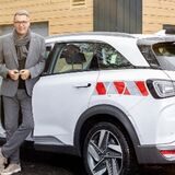 Oberbürgermeister Thomas Westphal im Februar 2022 mit einem der städtischen Wasserstoff-Autos.