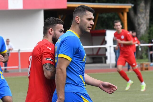 Ahmed Ersoy steht neben seinem Gegenspieler.