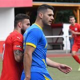 Ahmed Ersoy steht neben seinem Gegenspieler.