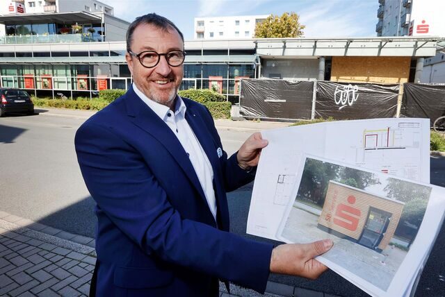 Frank Röhr, Vorstandsvorsitzender der Sparkasse Unna-Kamen, stellte jüngst Umbaupläne für Sparkasse in Methler vor – mit einem Container für den neuen Geldautomaten.