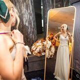 Alia Hölscher interessiert sich für ein weißes Kleid, das beim Kostümverkauf der Oper Dortmund verkauft wird.