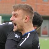 Abdulhai Aljouk springt Mirco Gohr nach einem Tor in die Arme.