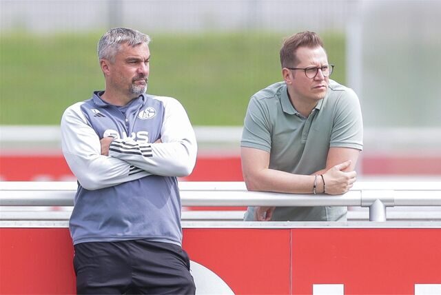 Schalke-Trainer Thomas Reis (l.) und Sportdirektor André Hechelmann