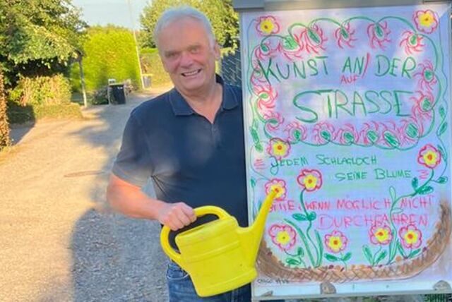 Friedrich Prünte präsentiert eine Gießkanne neben einem Flip-Chart.