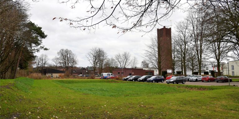Auf der Fläche, wo einst das Jugendheim an der Kirche St. Josef stand, sollen Wohnungen für Suchtkranke entstehen.