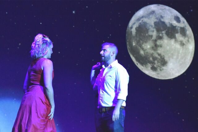 Unter dem Mond von Wanne-Eickel beginnt die Liebe von Petra (Anni Herget) und Ritchie (Jonas Pieper). Der Kamener spielt ab sofort die Hauptrolle im Ruhrical.