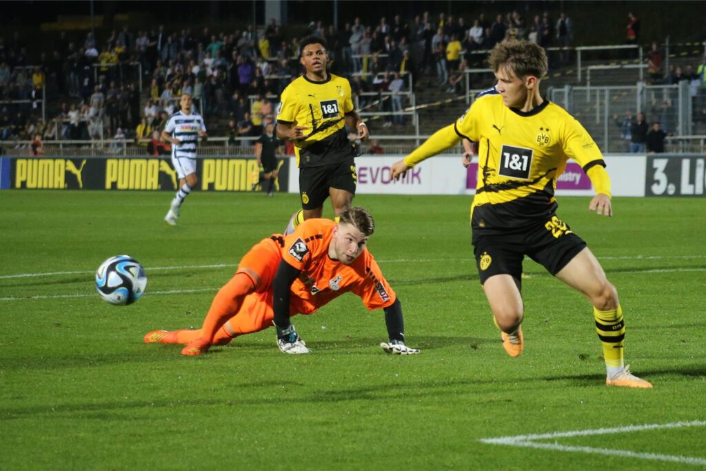 Julian Hettwer blickt Richtung Ball. Julian Hettwer blickt Richtung Ball.